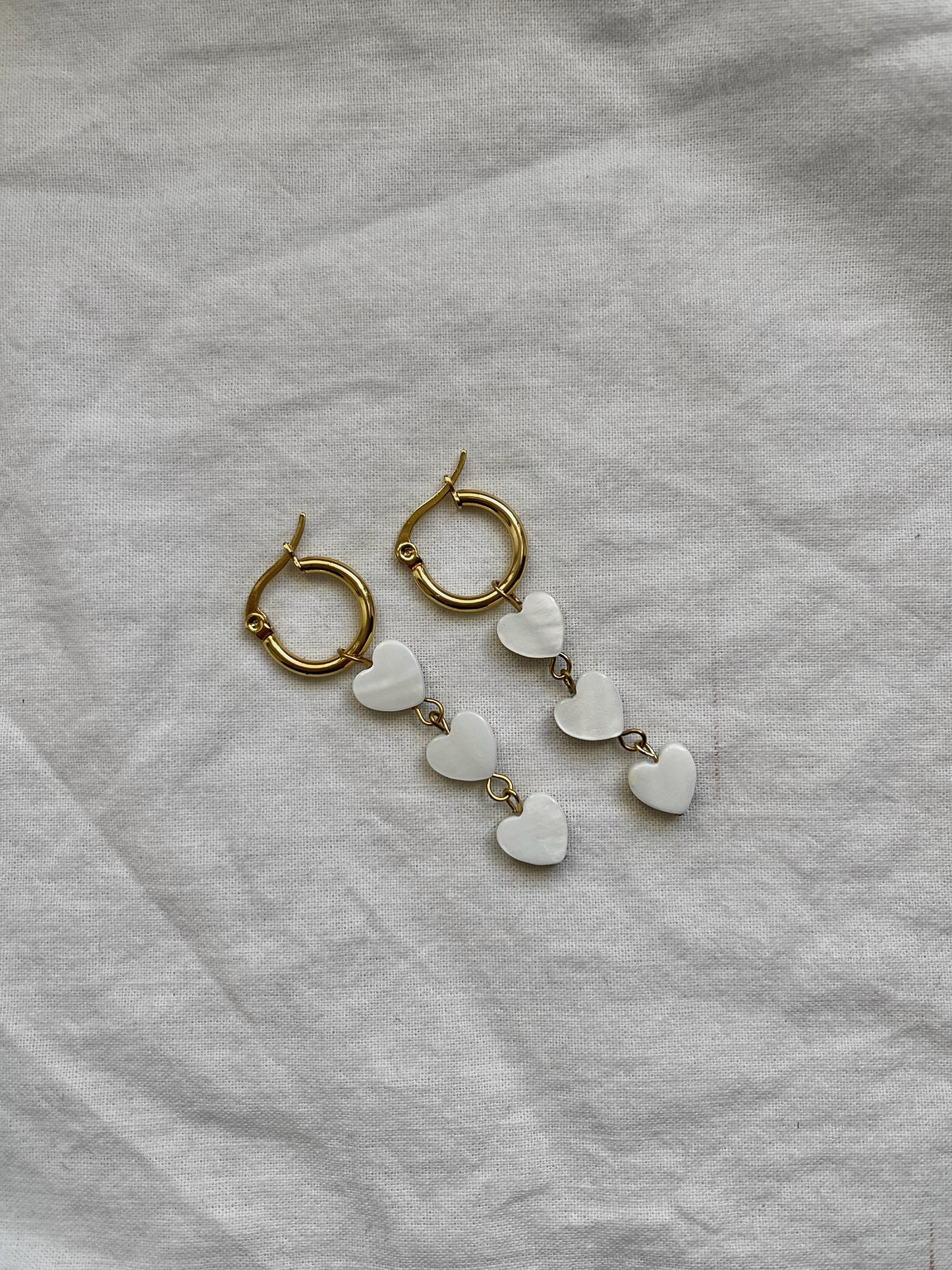 Hoops earrings with three hearts