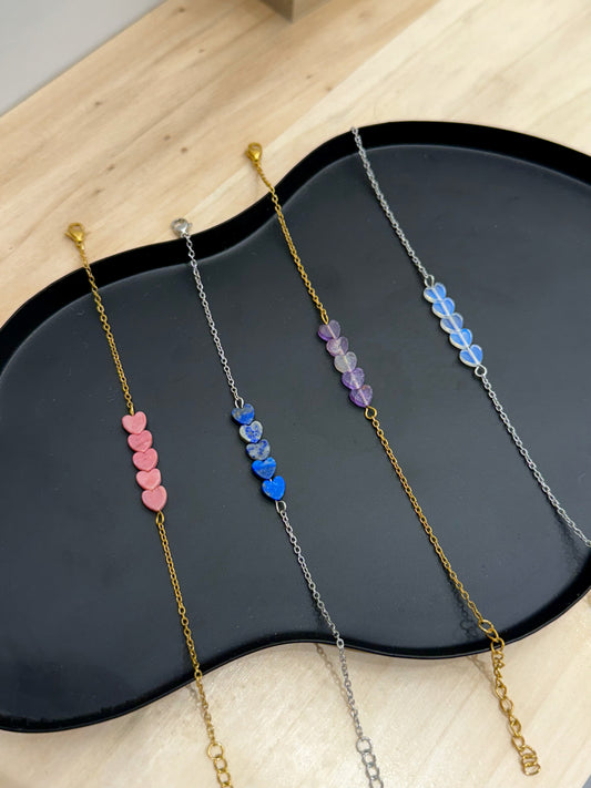 Narukvica sa srcima od poludragog kamenja