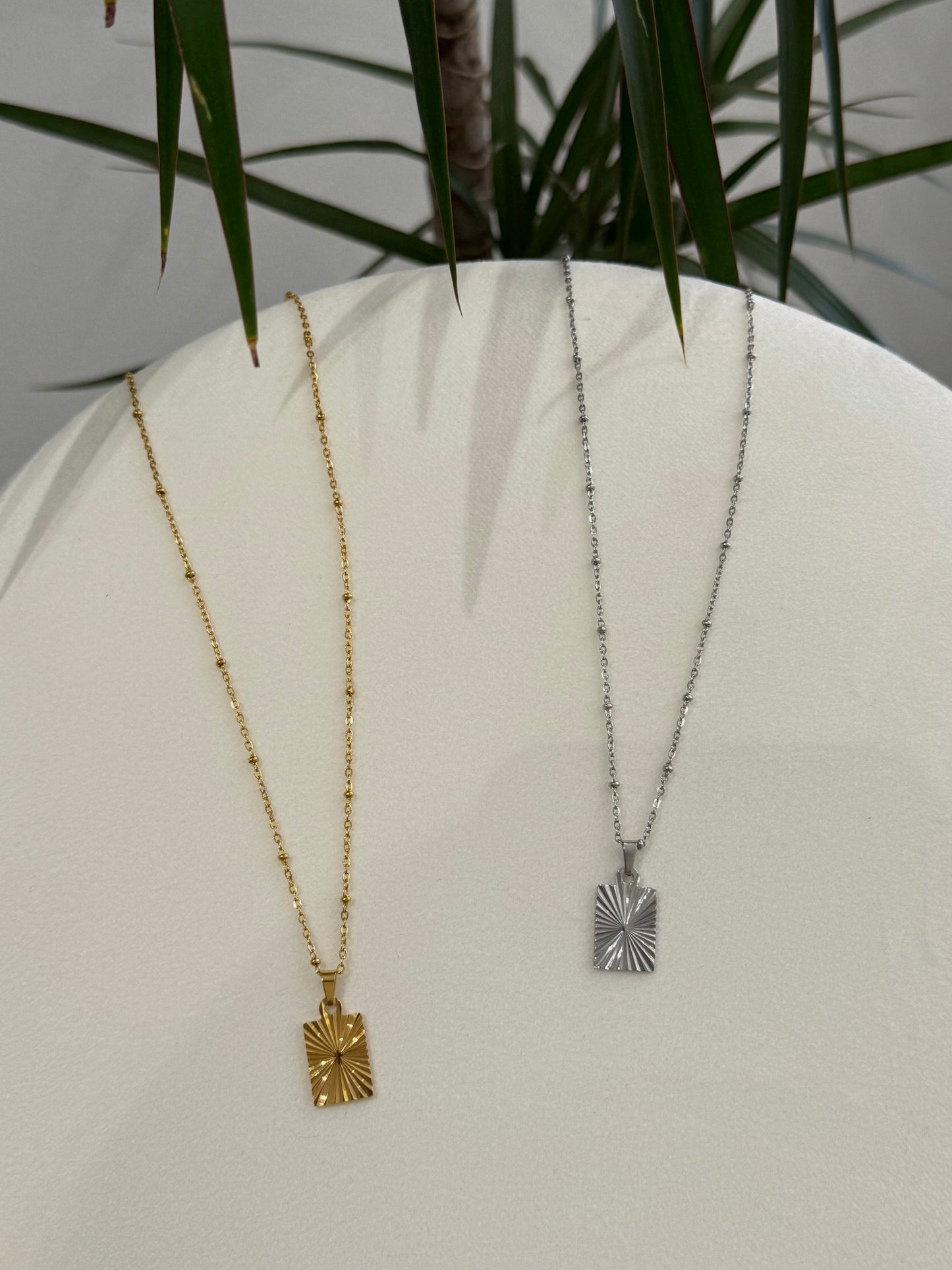 Ogrlica sa simbolom sunca