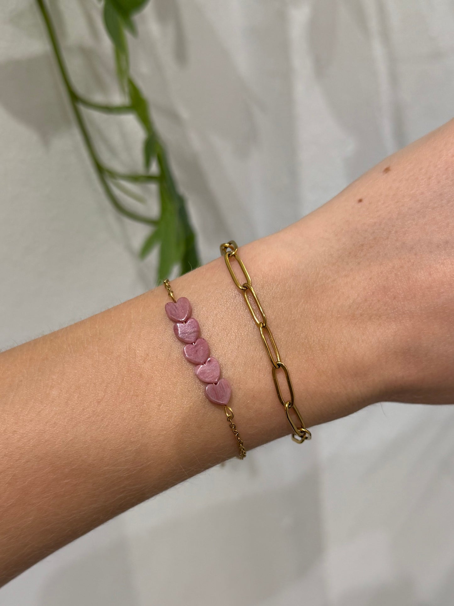 Narukvica sa srcima od poludragog kamenja