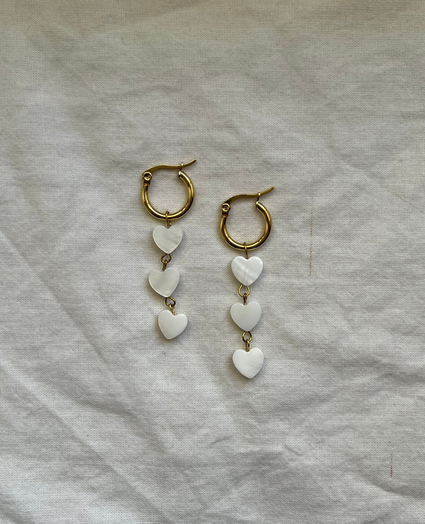 Hoops earrings with three hearts