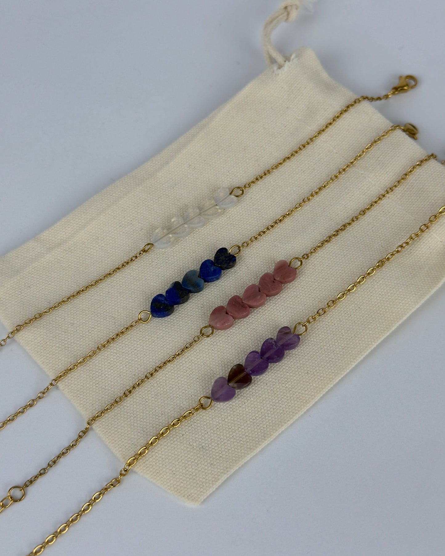 Narukvica sa srcima od poludragog kamenja