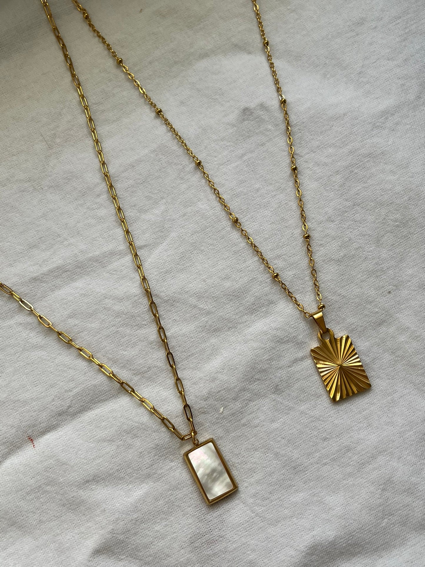 Ogrlica s sedef privjeskom