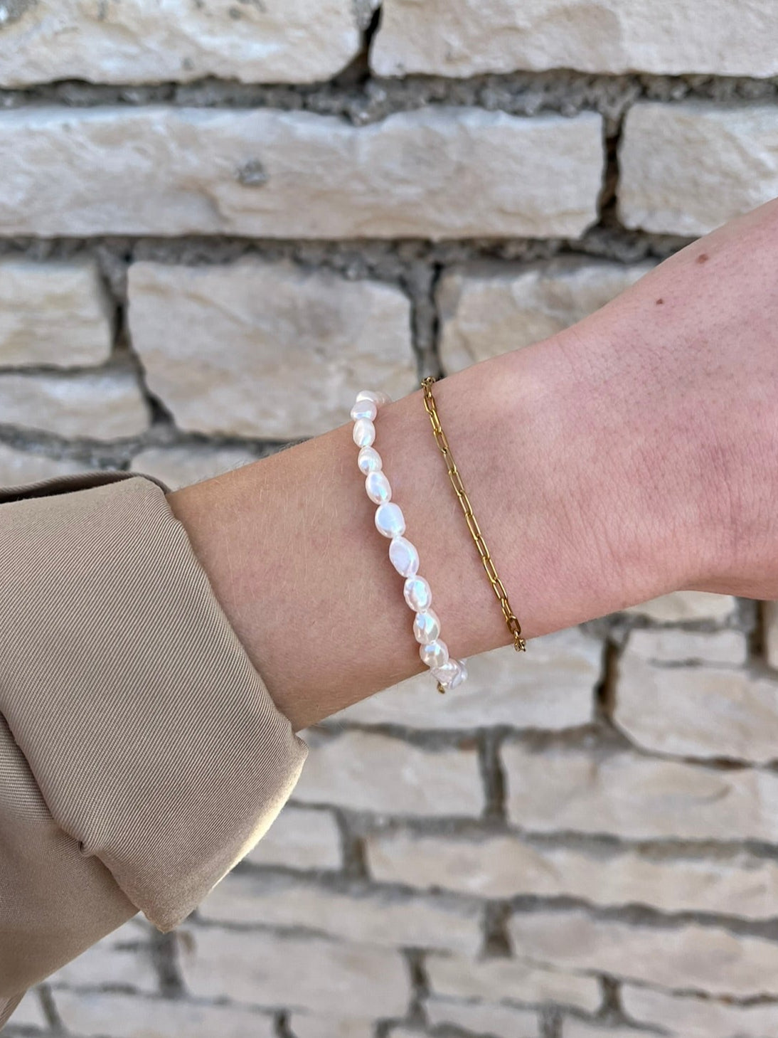 Delikatna narukvica s riječnim biseirma