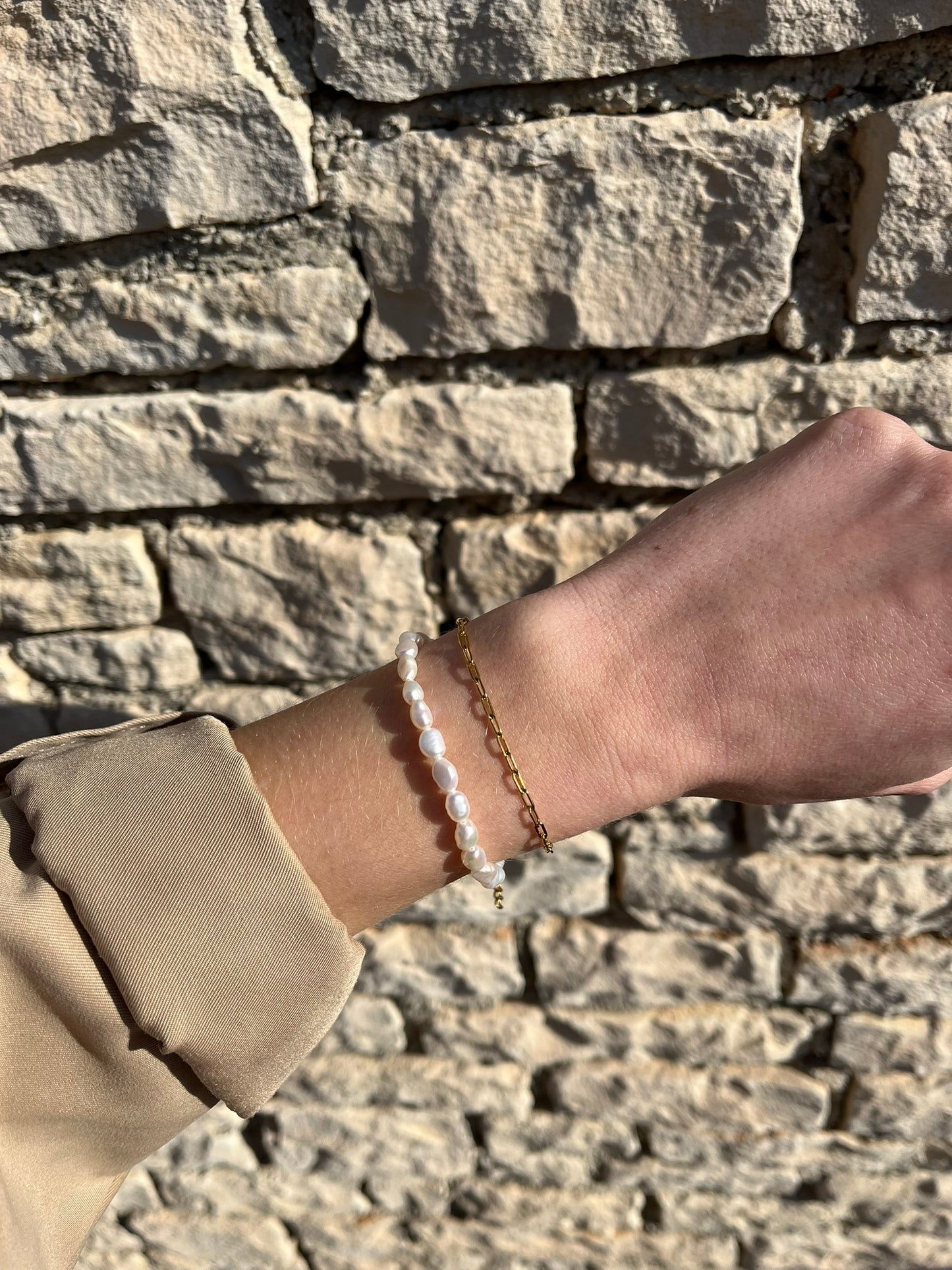 Delikatna narukvica s riječnim biseirma