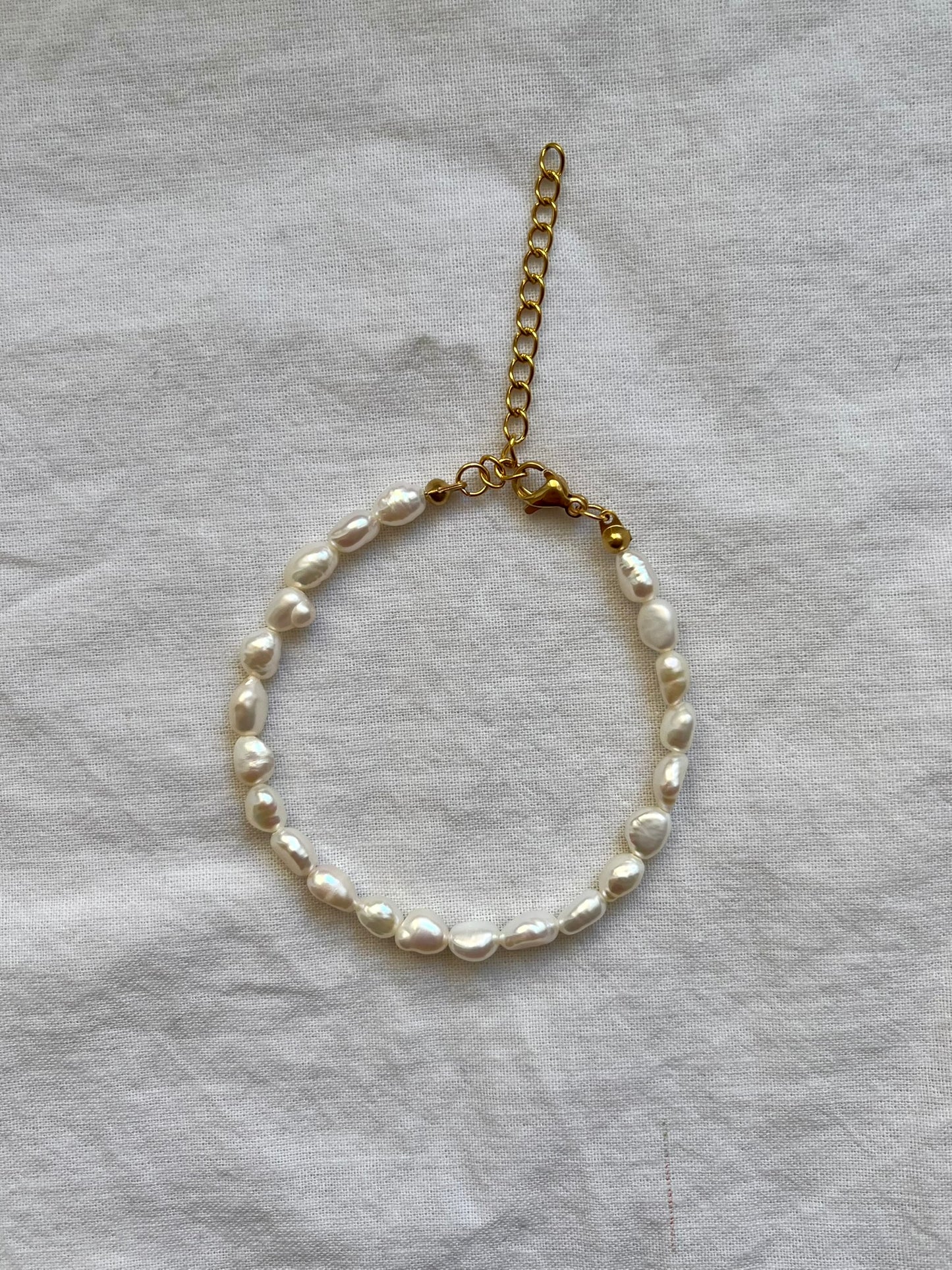 Delikatna narukvica s riječnim biseirma