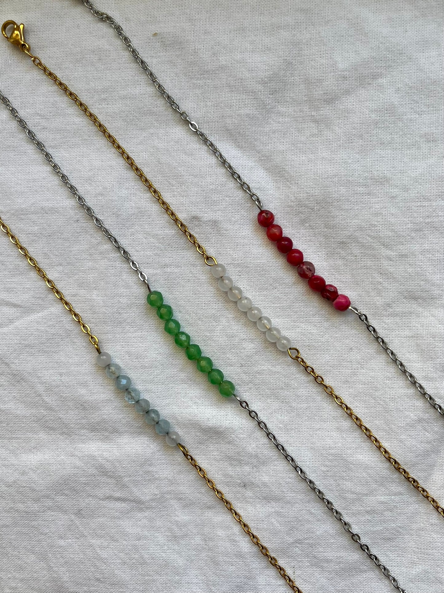 Narukvica s poludragim kamenom