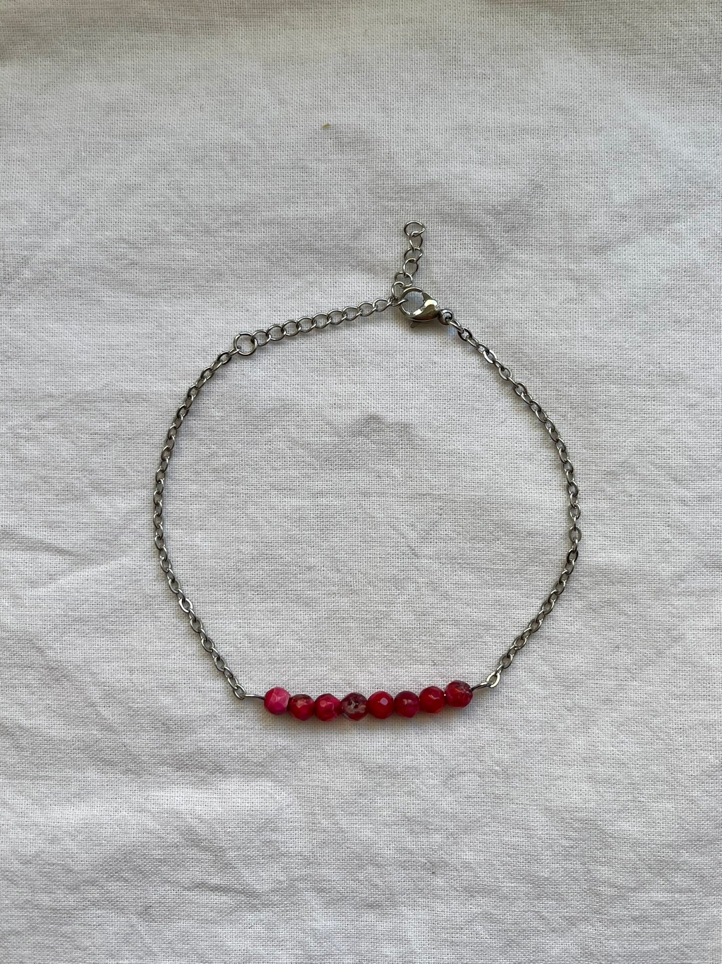 Narukvica s poludragim kamenom