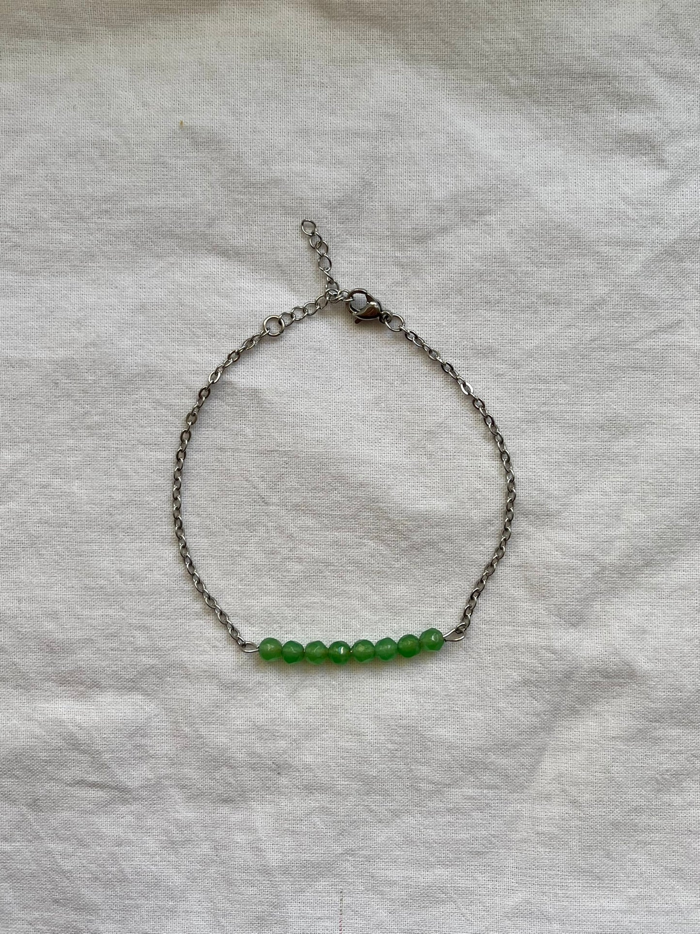 Narukvica s poludragim kamenom