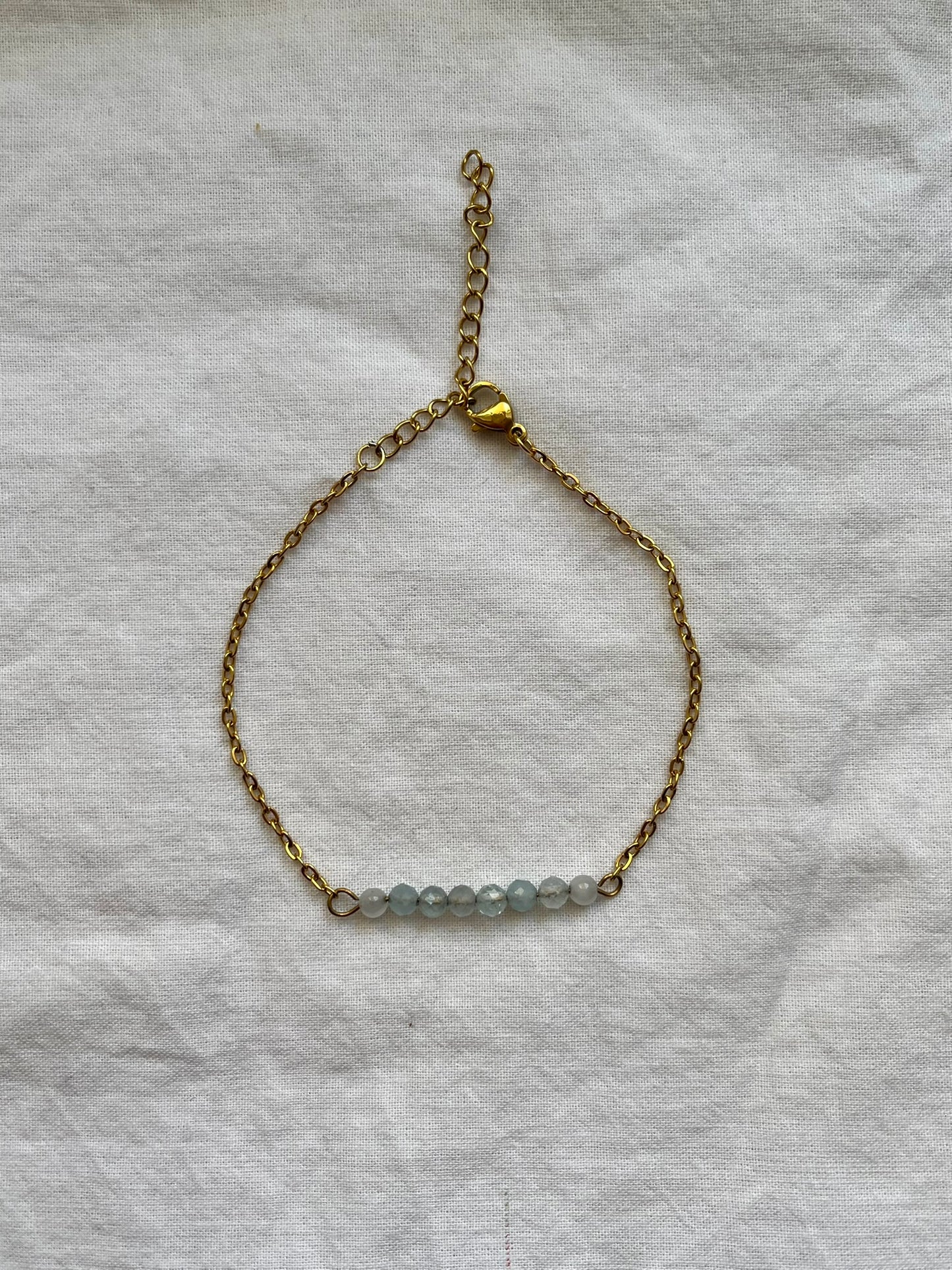 Narukvica s poludragim kamenom