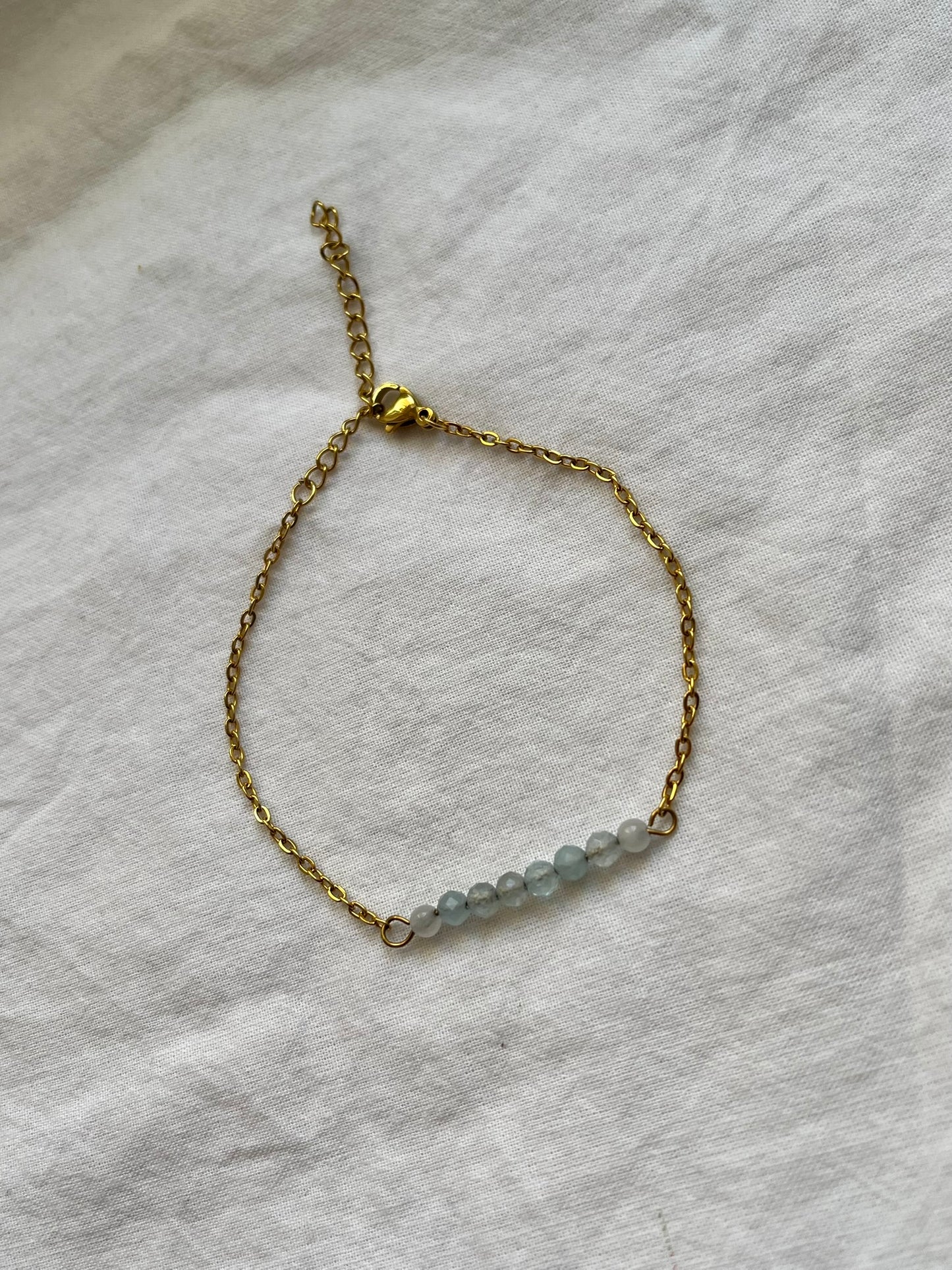 Narukvica s poludragim kamenom