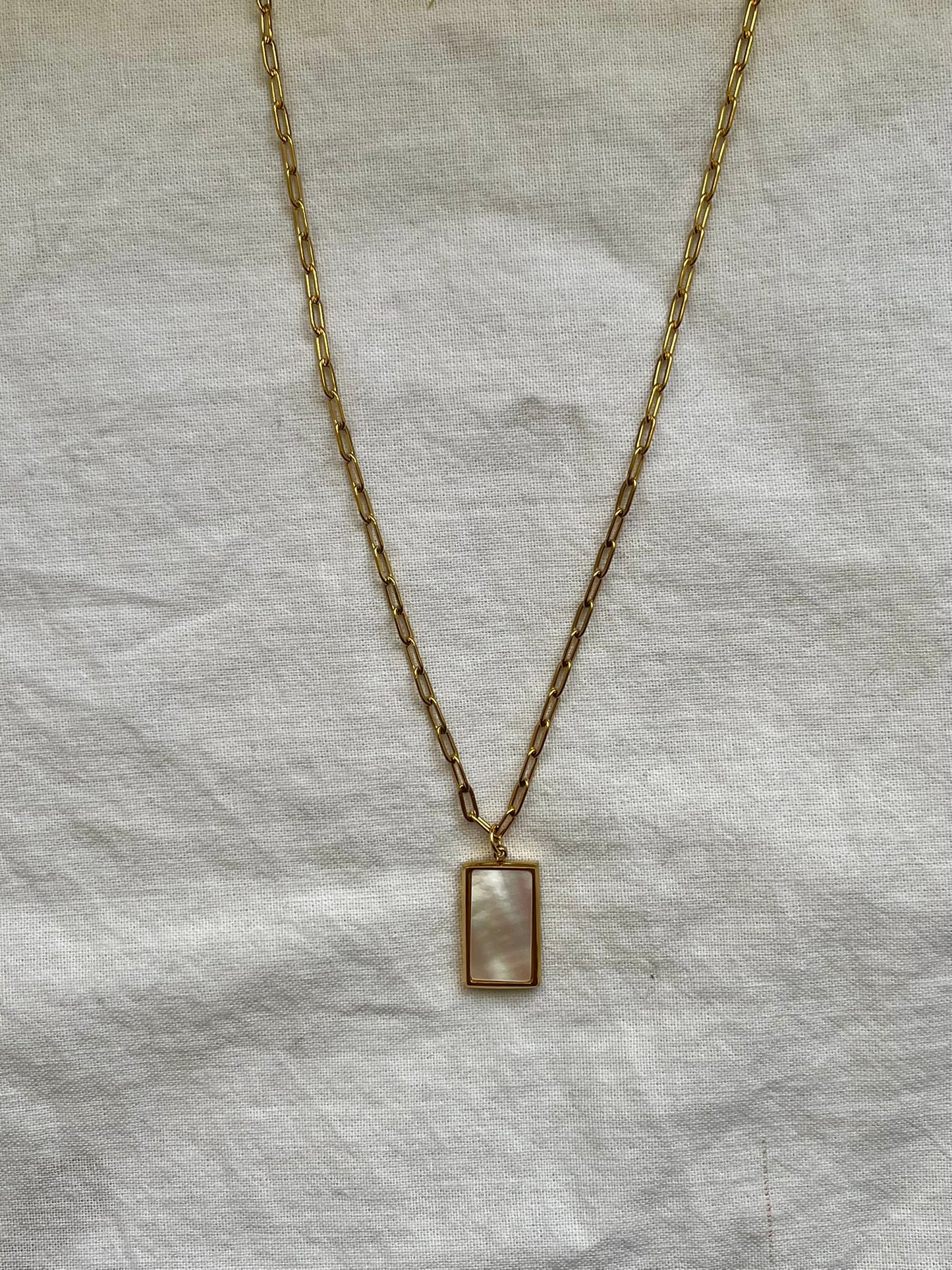 Ogrlica s sedef privjeskom