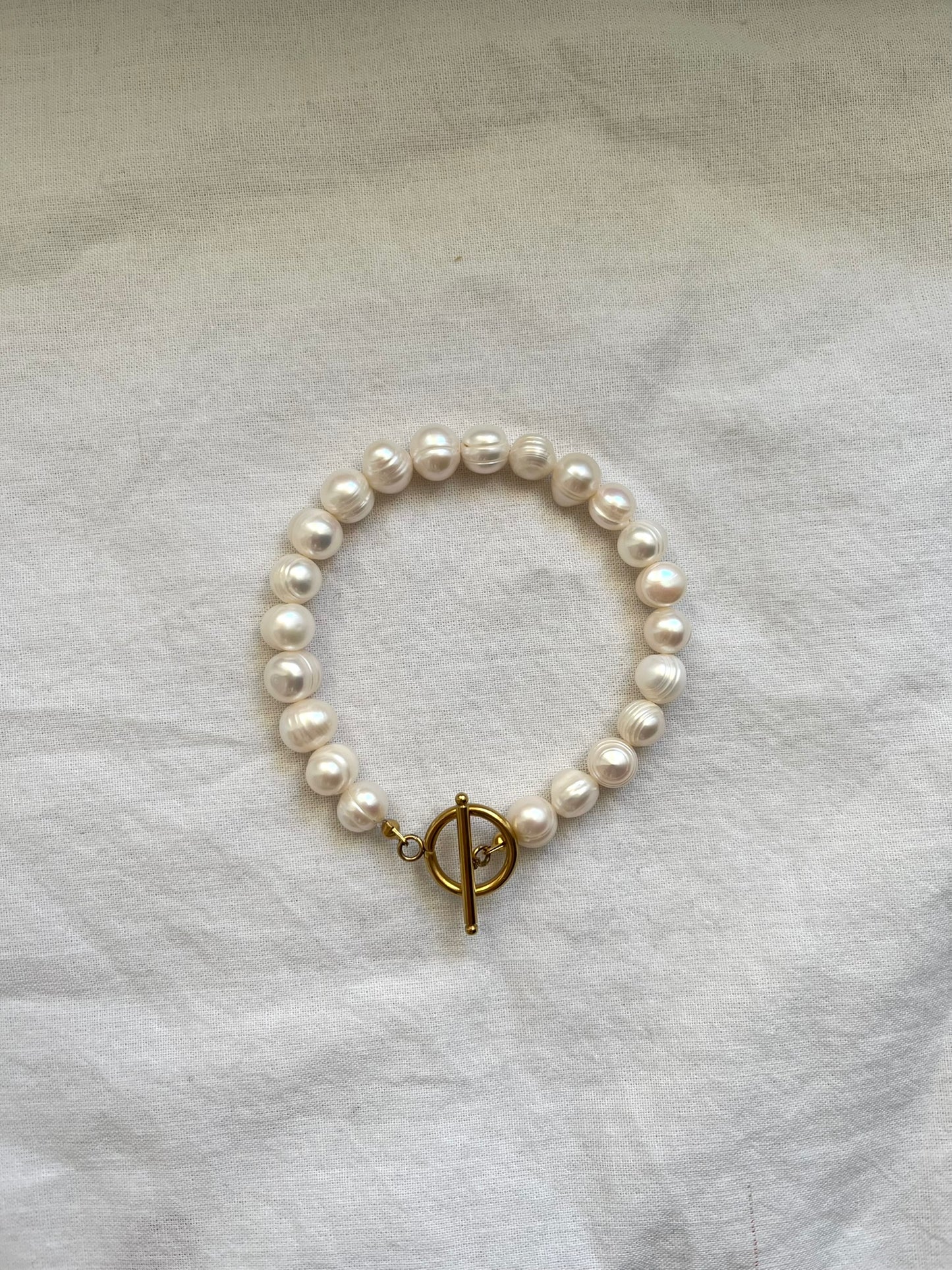 Narukvica s riječnim biserima