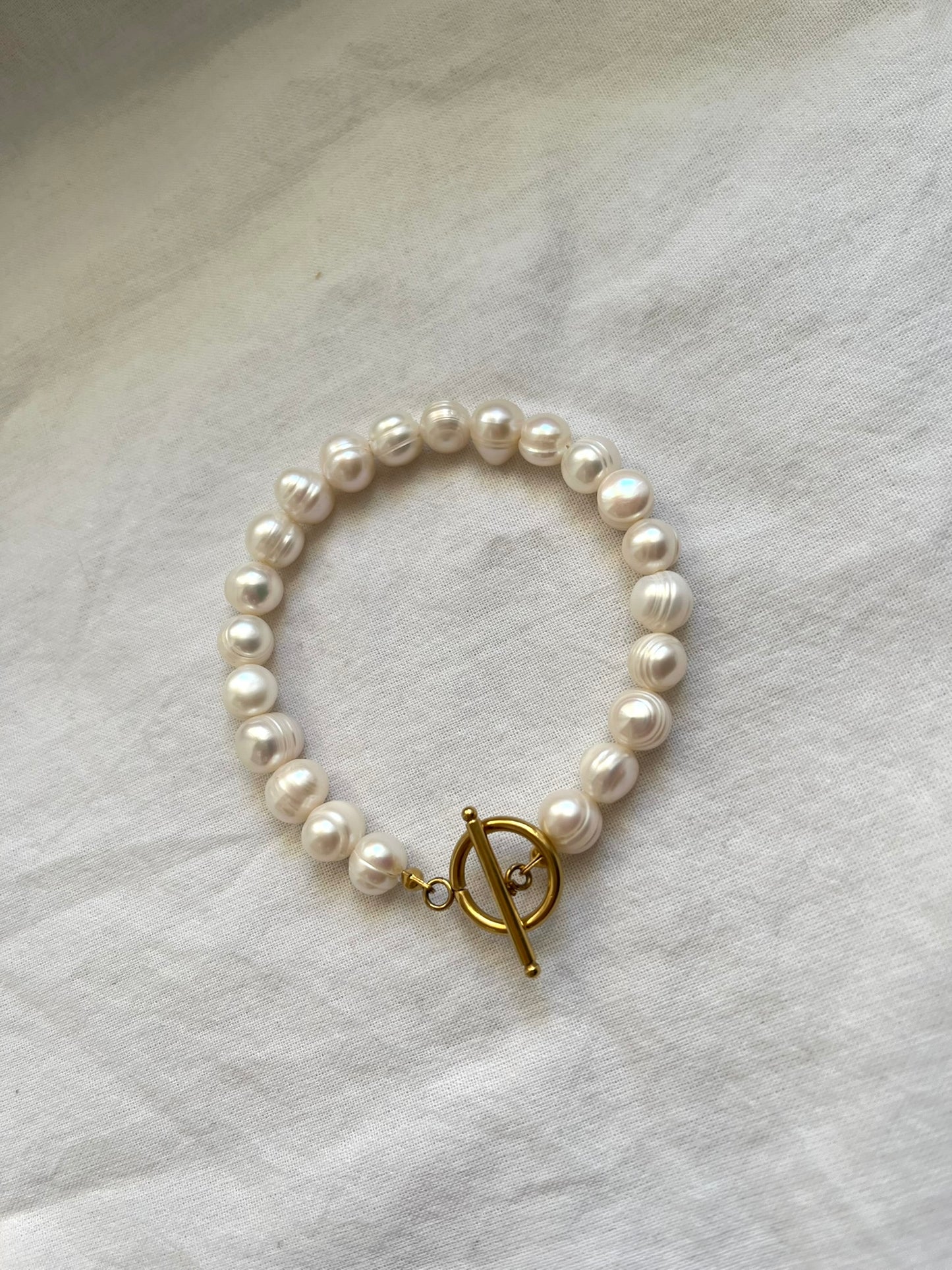 Narukvica s riječnim biserima