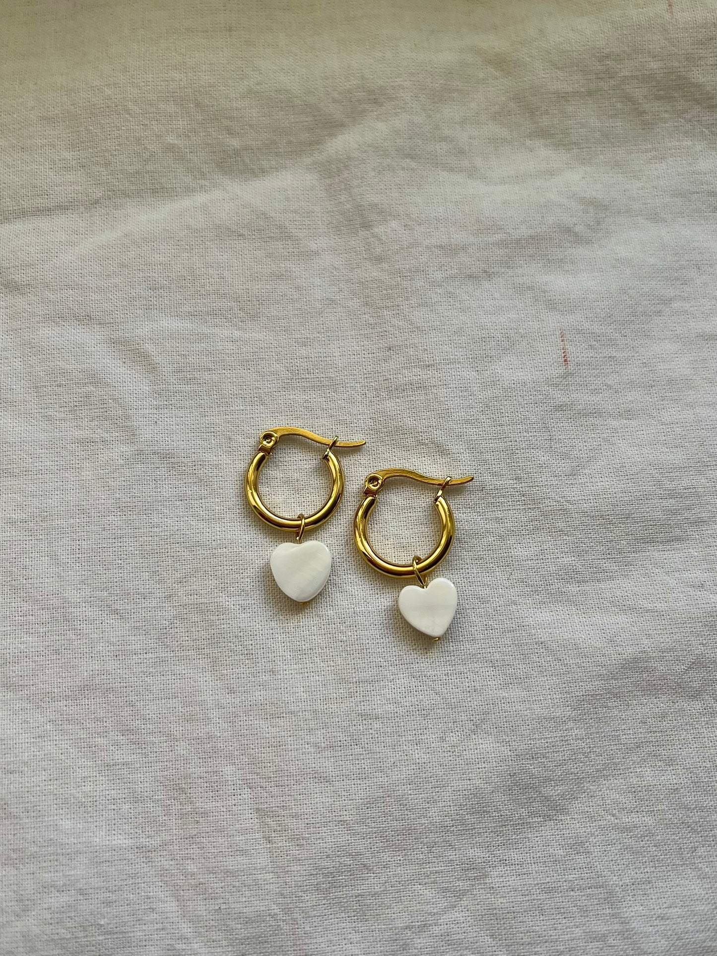 Naušnice s jednim srcem