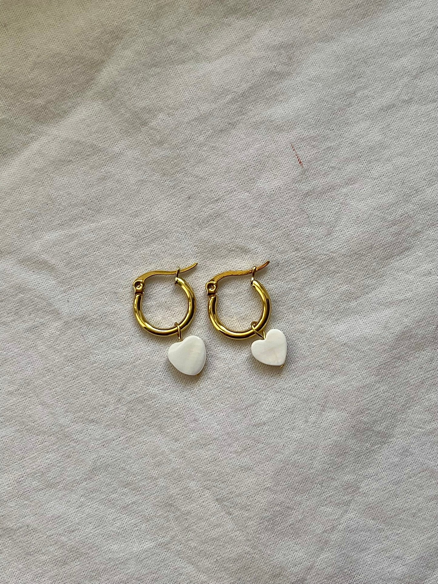 Naušnice s jednim srcem