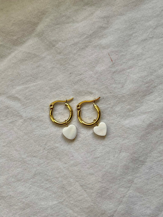 Naušnice s jednim srcem