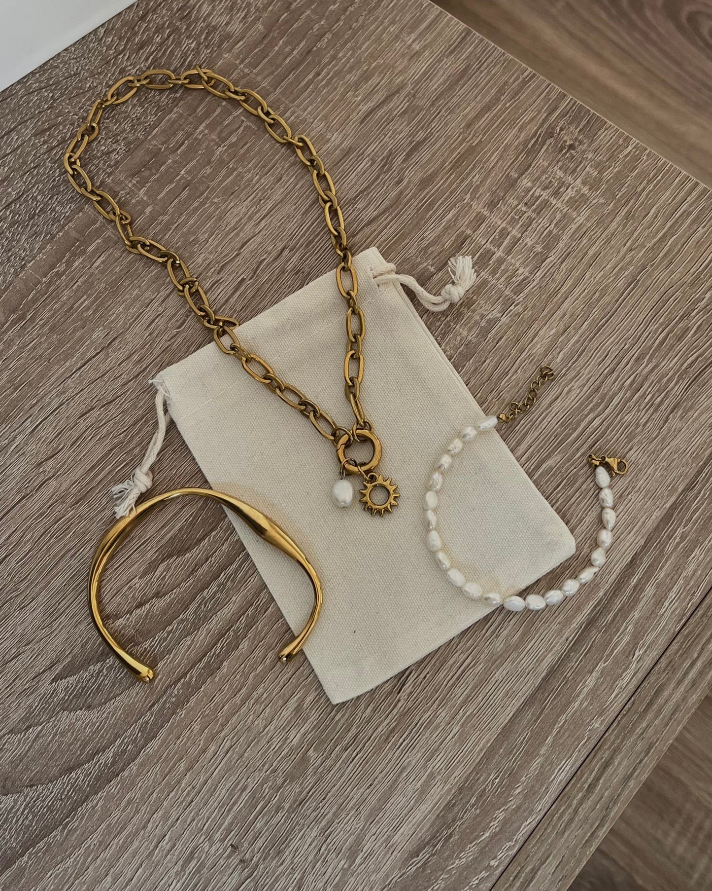 Valovita bangle narukvica