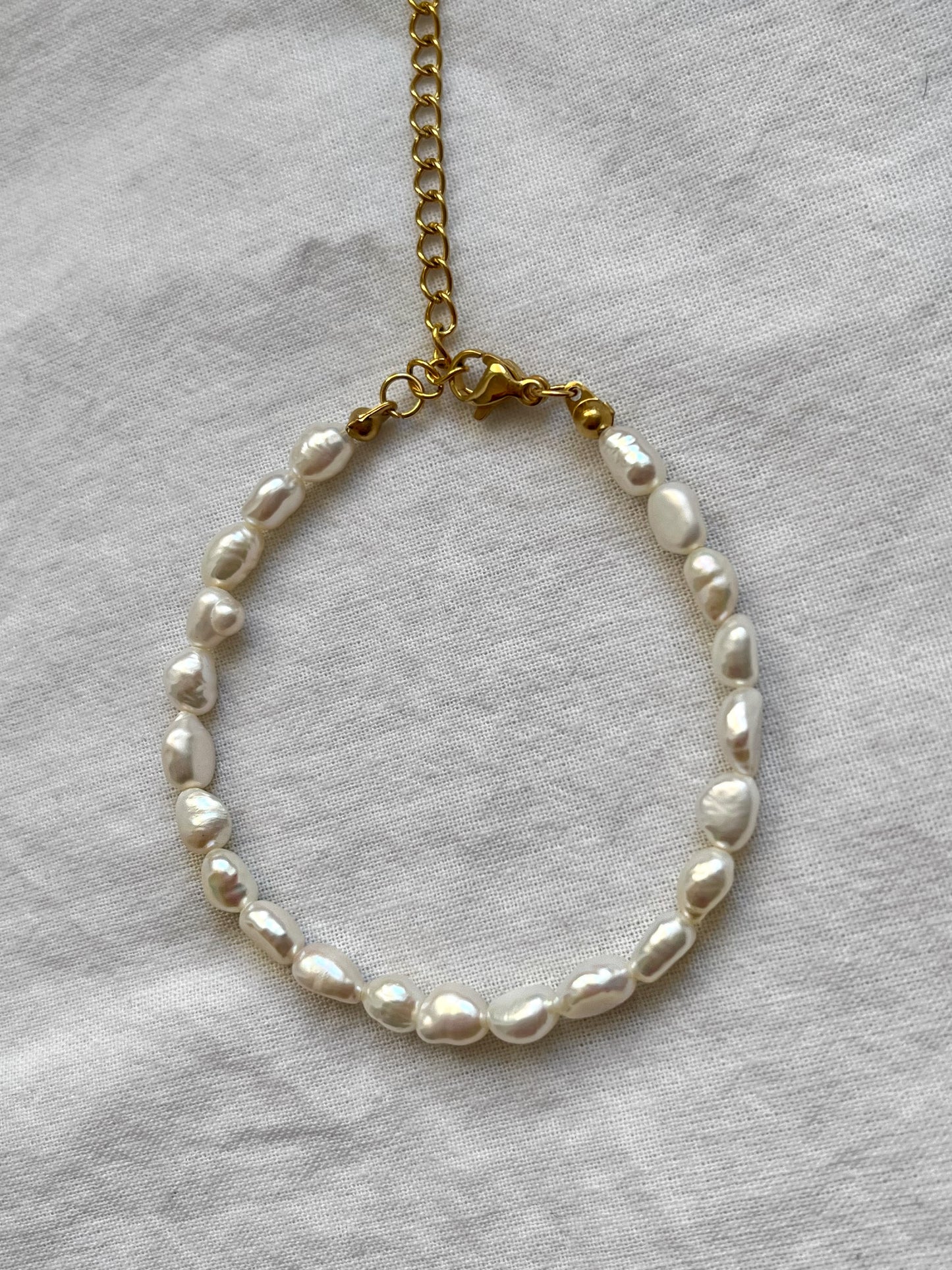 Narukvica s riječnim biserima