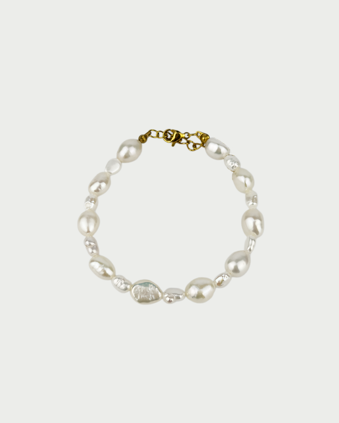 Delikatna narukvica s riječnim biserima