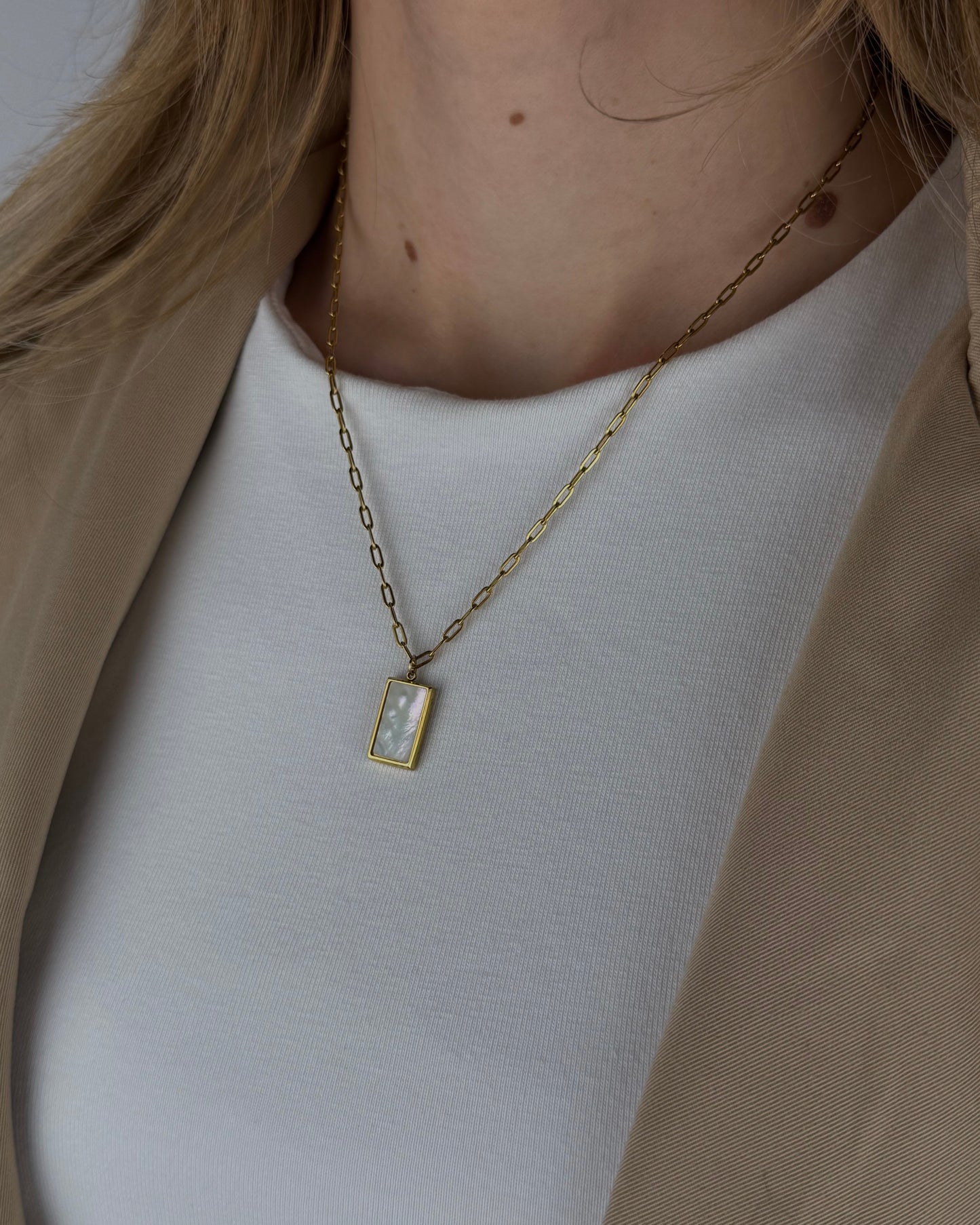 Ogrlica s sedef privjeskom