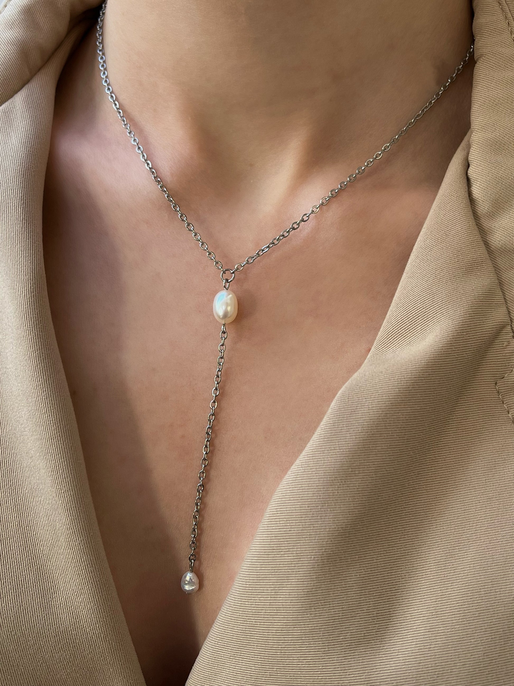 viseca ogrlica s dva bisera srebrna