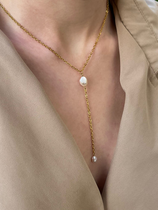 viseca ogrlica s dva bisera zlatna