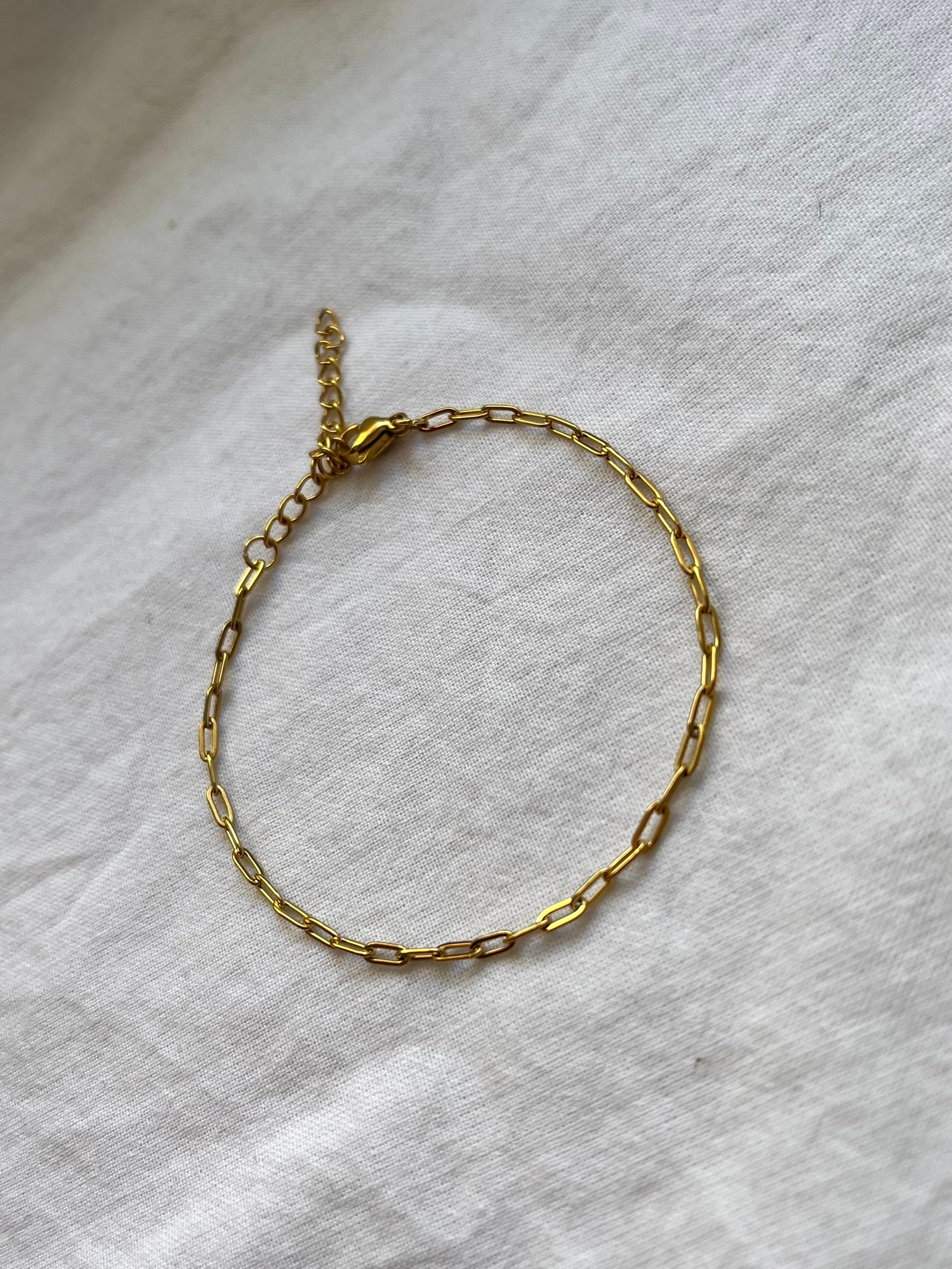 zlatna paperclip narukvica