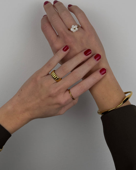 Prsten s cvijetom od sedefa