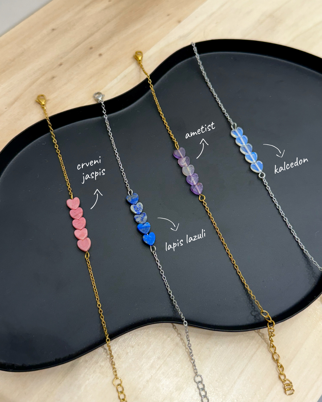 Narukvica sa srcima od poludragog kamenja