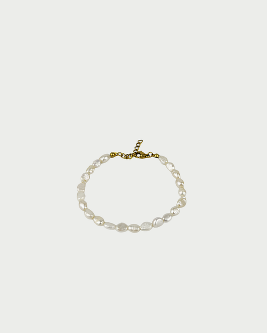 Delikatna narukvica s riječnim biserima