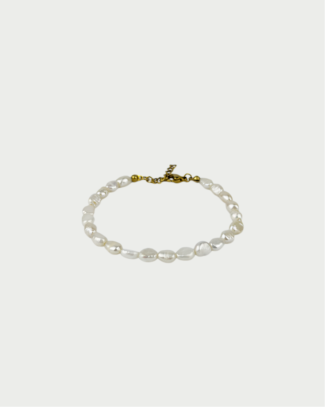 Delikatna narukvica s riječnim biserima