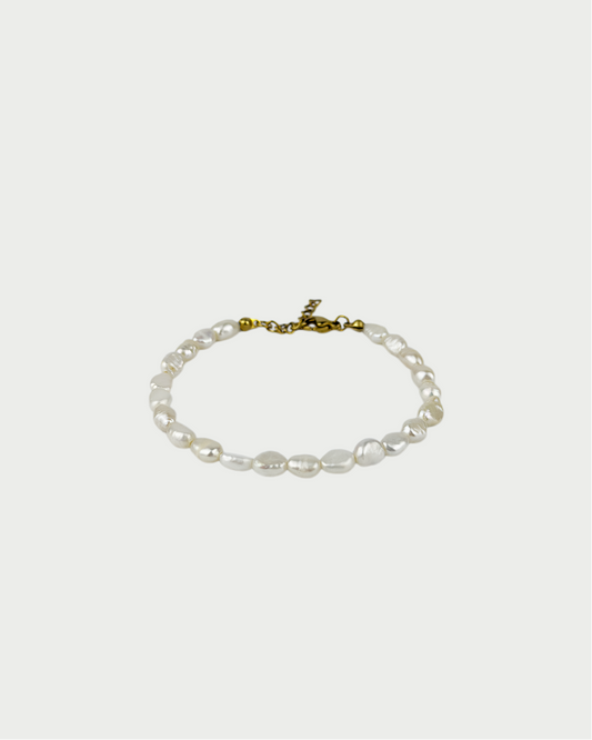 Delikatna narukvica s riječnim biserima
