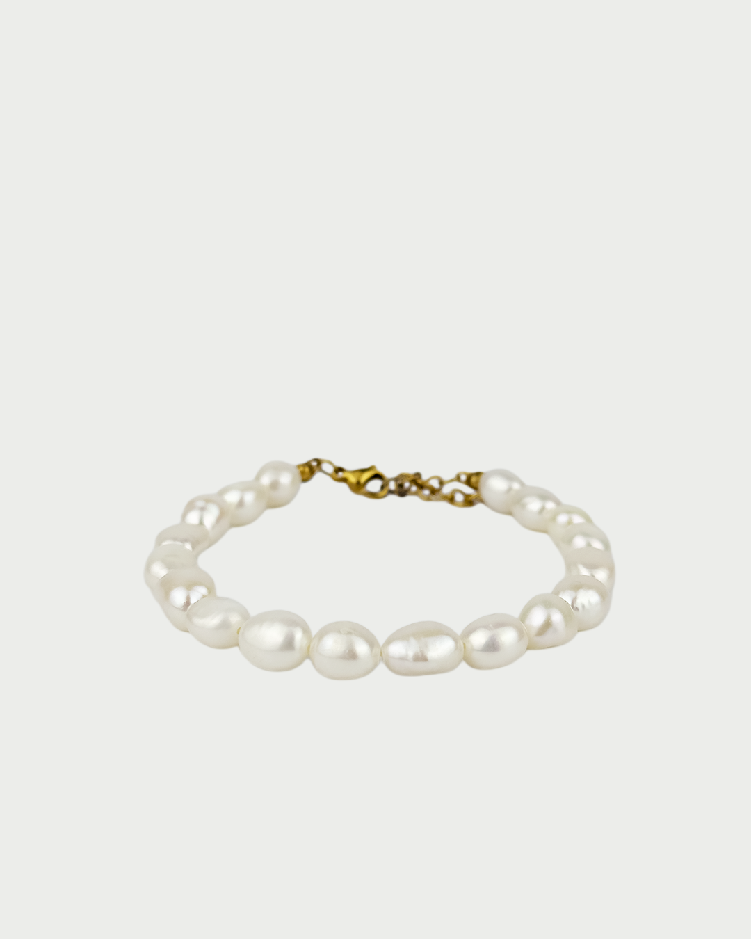 Delikatna narukvica s riječnim biserima