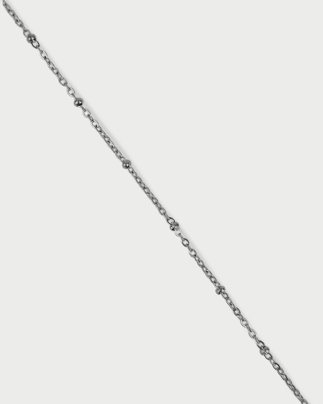 Tanka narukvica s detaljima