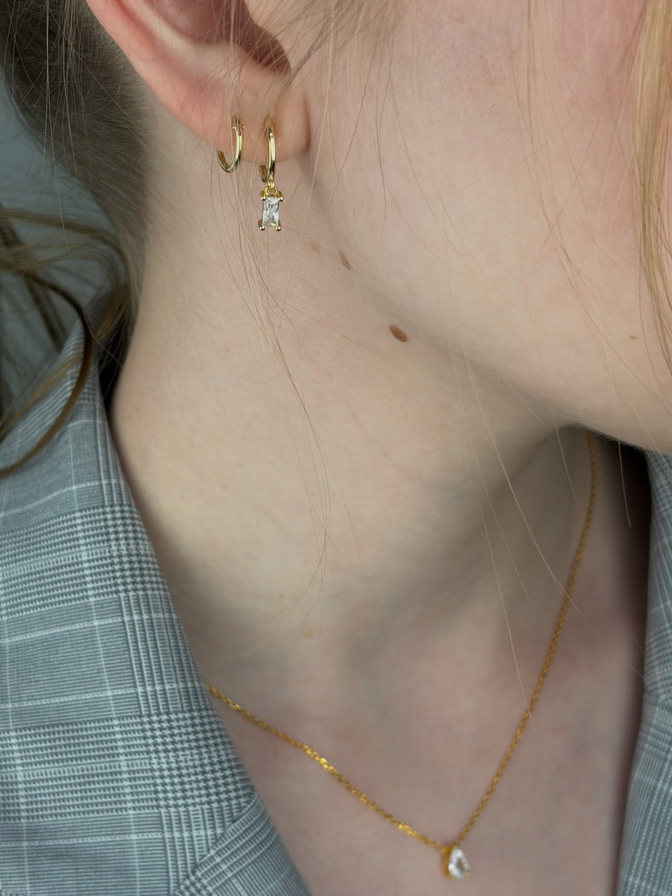 Earrings with rectangular zircon