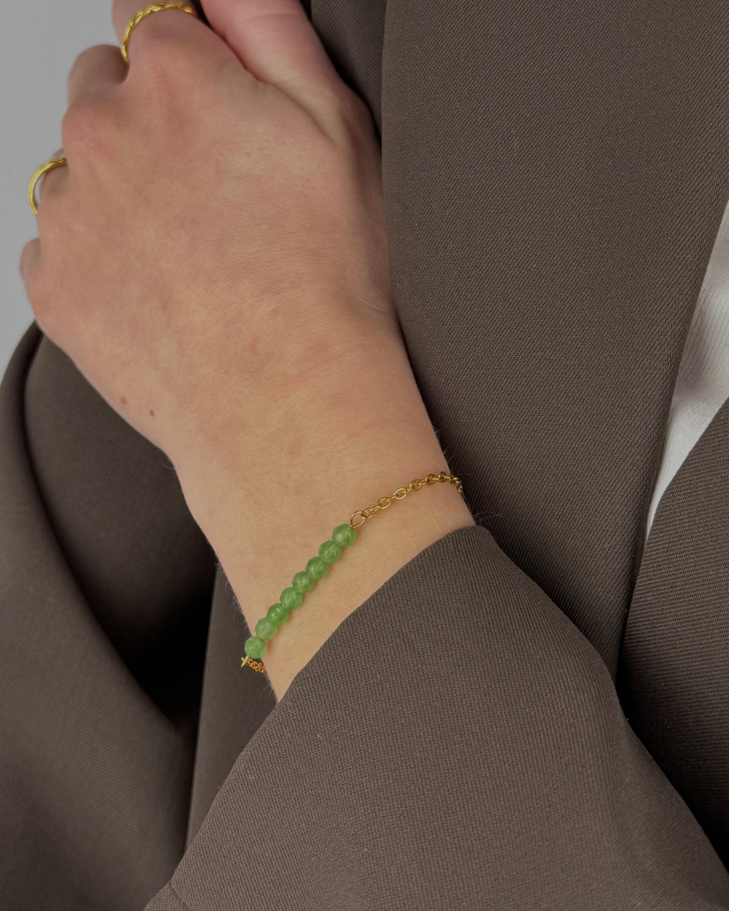 Narukvica s poludragim kamenom